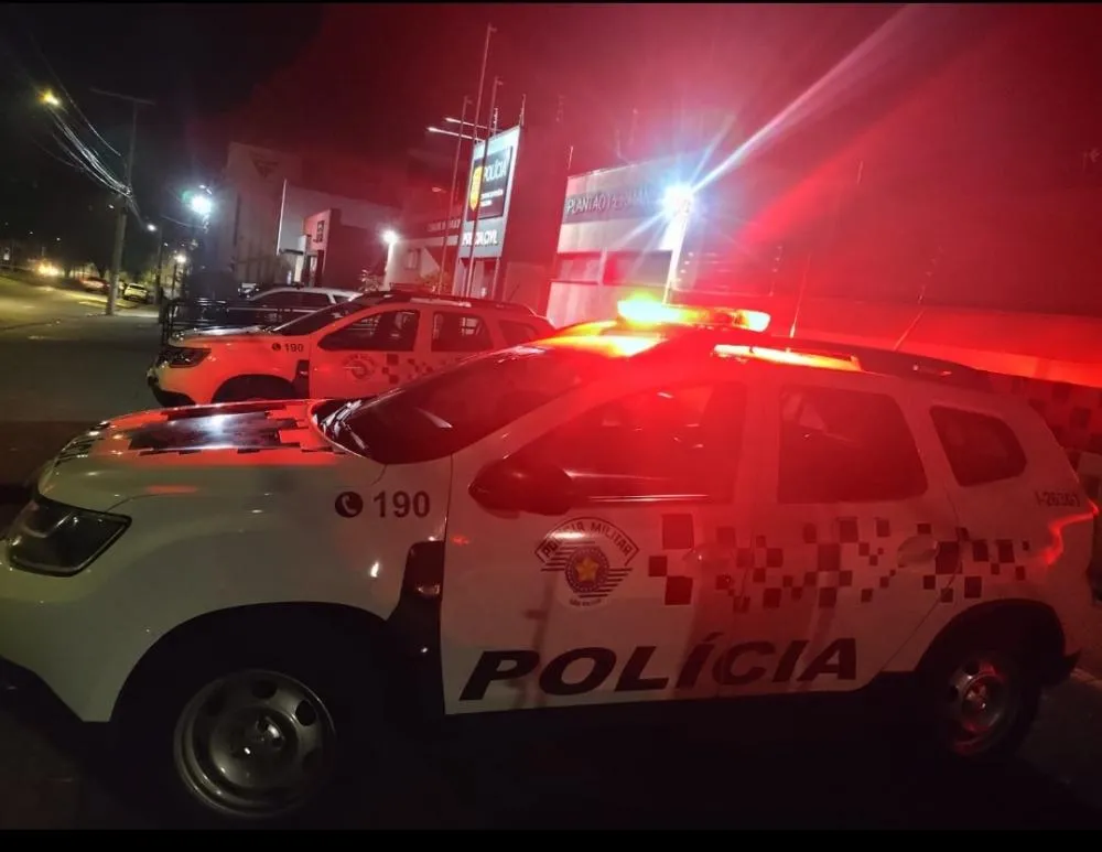 Jovem quebra casa, ameaça a mãe é preso com drogas em Itapira