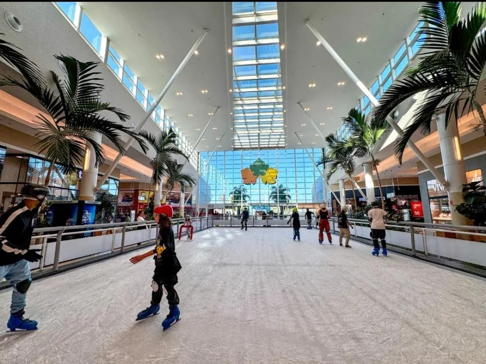 Shopping de Indaiatuba recebe pista de patinação no gelo durante férias
