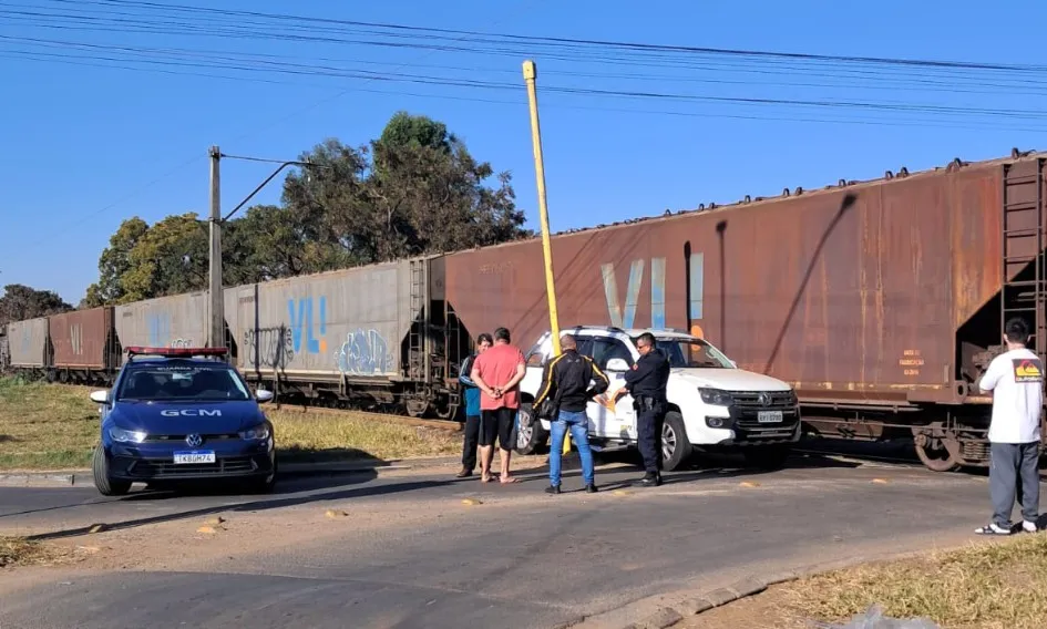 Caminhonete bate em trem em trecho do Jardim Imperial, em Mogi Guaçu