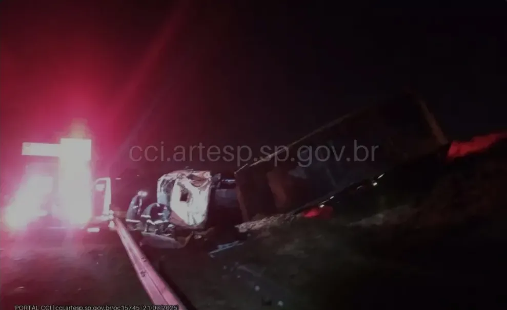 Colisão entre carreta e carro deixa uma pessoa morta no Anel Viário