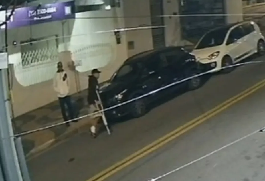 Mesmo usando muletas, homem furta carro em Campinas