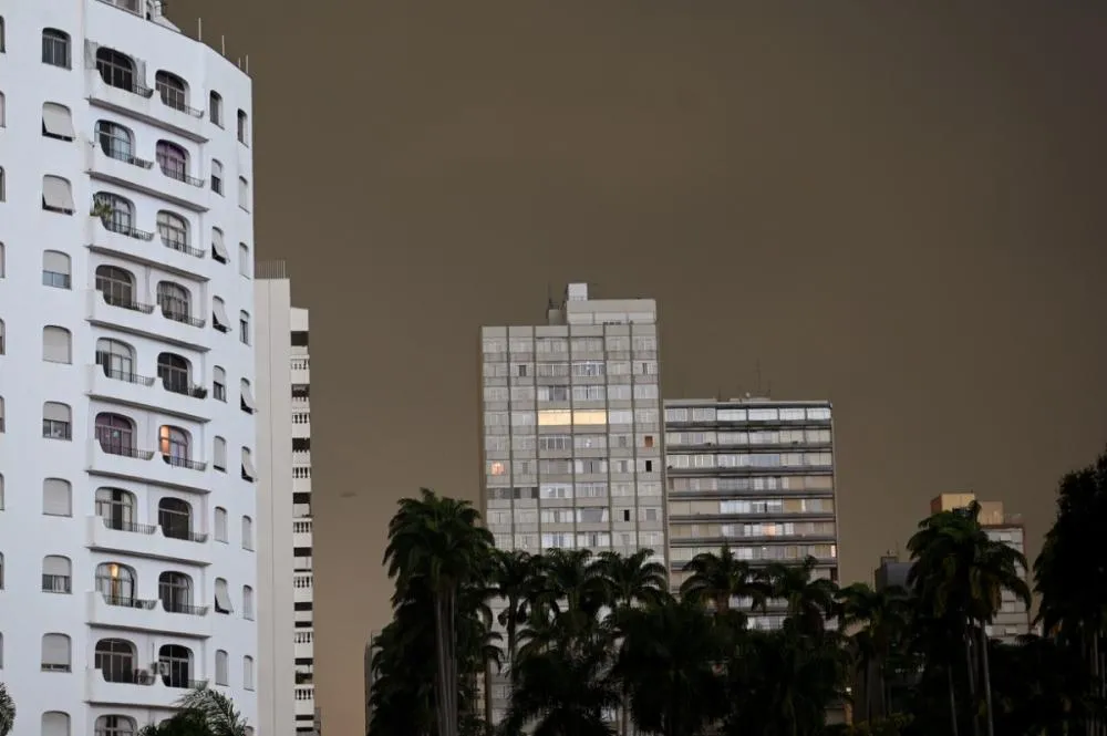 Chuva causa a queda de árvores e muros em Campinas
