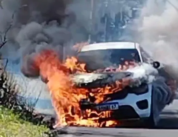Carro pega fogo e fica completamente destruído em Mogi Guaçu; assista ao vídeo