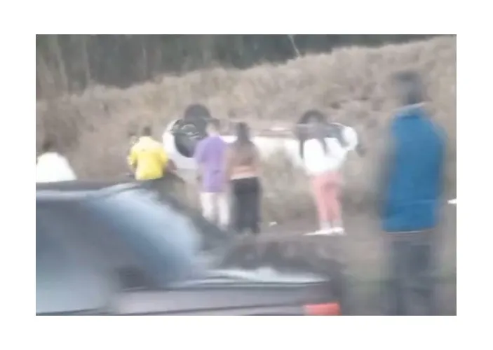 Motorista perde o controle e carro capota na SP-340, em Mogi Guaçu