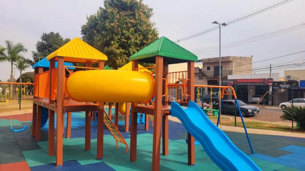 Sumaré ganha novo parquinho na Praça Anna Azenha Macarenko