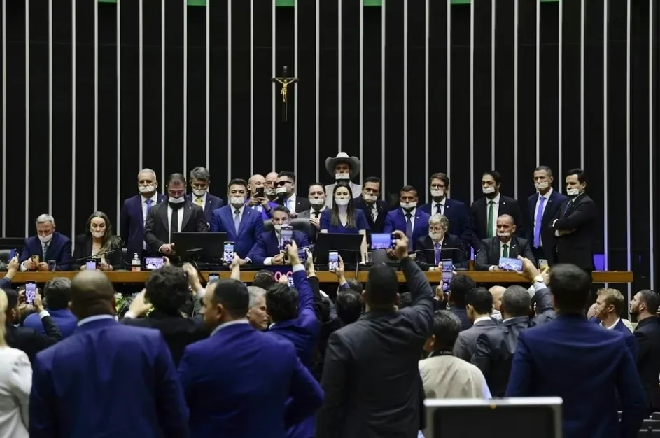 Oposição ocupa plenários por anistia e e pode derrubar PL que aumenta isenção do imposto de renda