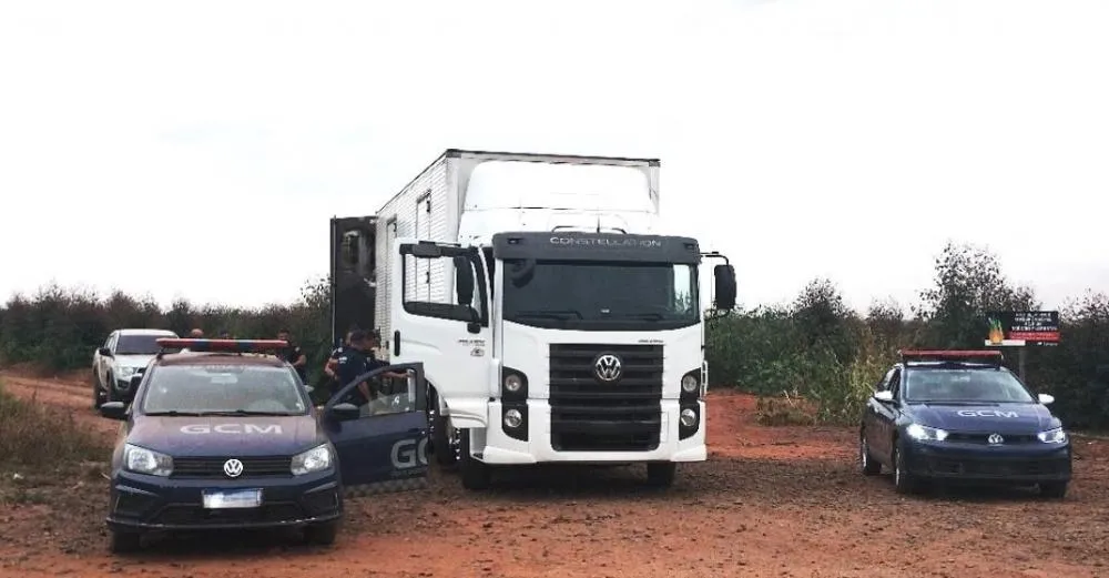 Guarda de Mogi Guaçu recupera caminhão roubado com carga de tinta