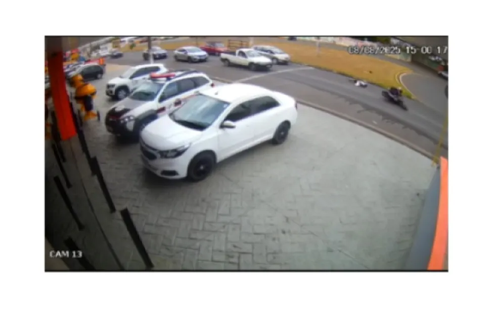 Homem é atropelado por moto na Avenida Mogi Mirim, em Mogi Guaçu; assista ao vídeo
