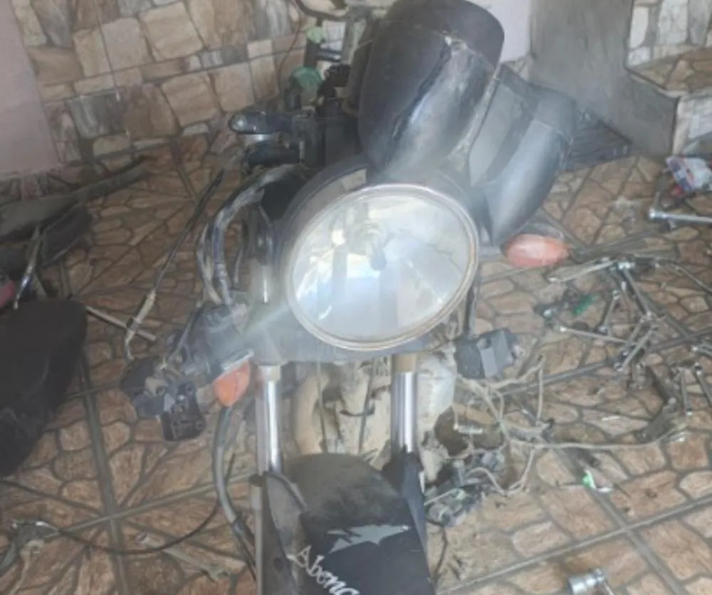 Homem é preso após polícia encontrar moto desmontada em garagem
