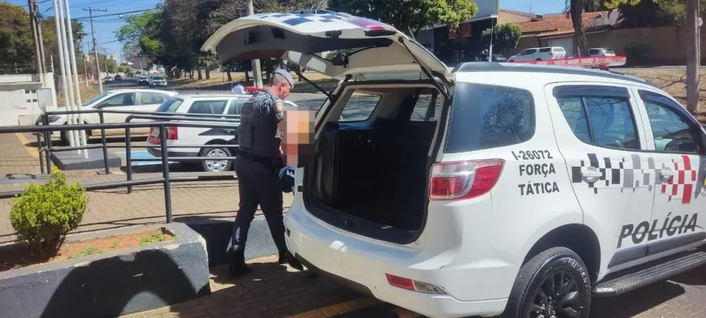 Homem esfaqueia ex na frente dos filho e foge em Itapira