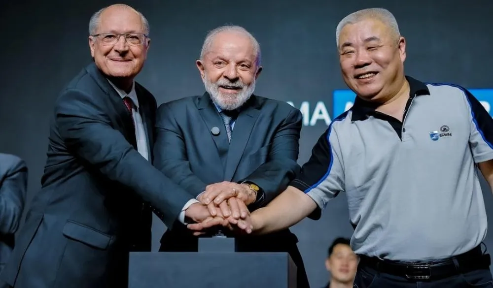 Lula inaugura fábrica de carros na região e defende parceria comercial com China