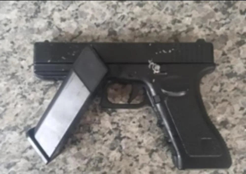 Homem é preso por agredir e ameaçar companheira com arma falsa