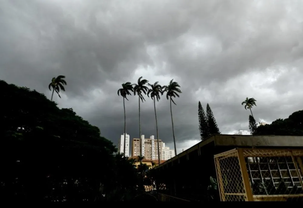 Defesa Civil emite alerta de tempestades até quarta-feira