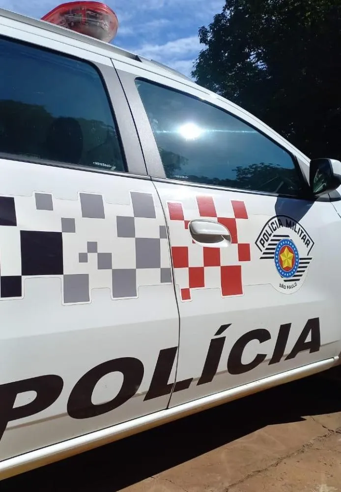 Homem é preso por ficar com ciúmes e chutar a esposa no Parque das Laranjeiras, em Mogi Mirim