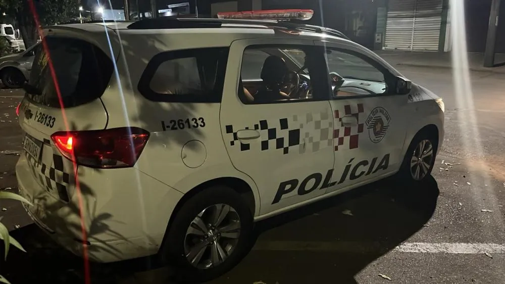 Homem deixa cadeia, volta para casa, agride mãe e é preso novamente
