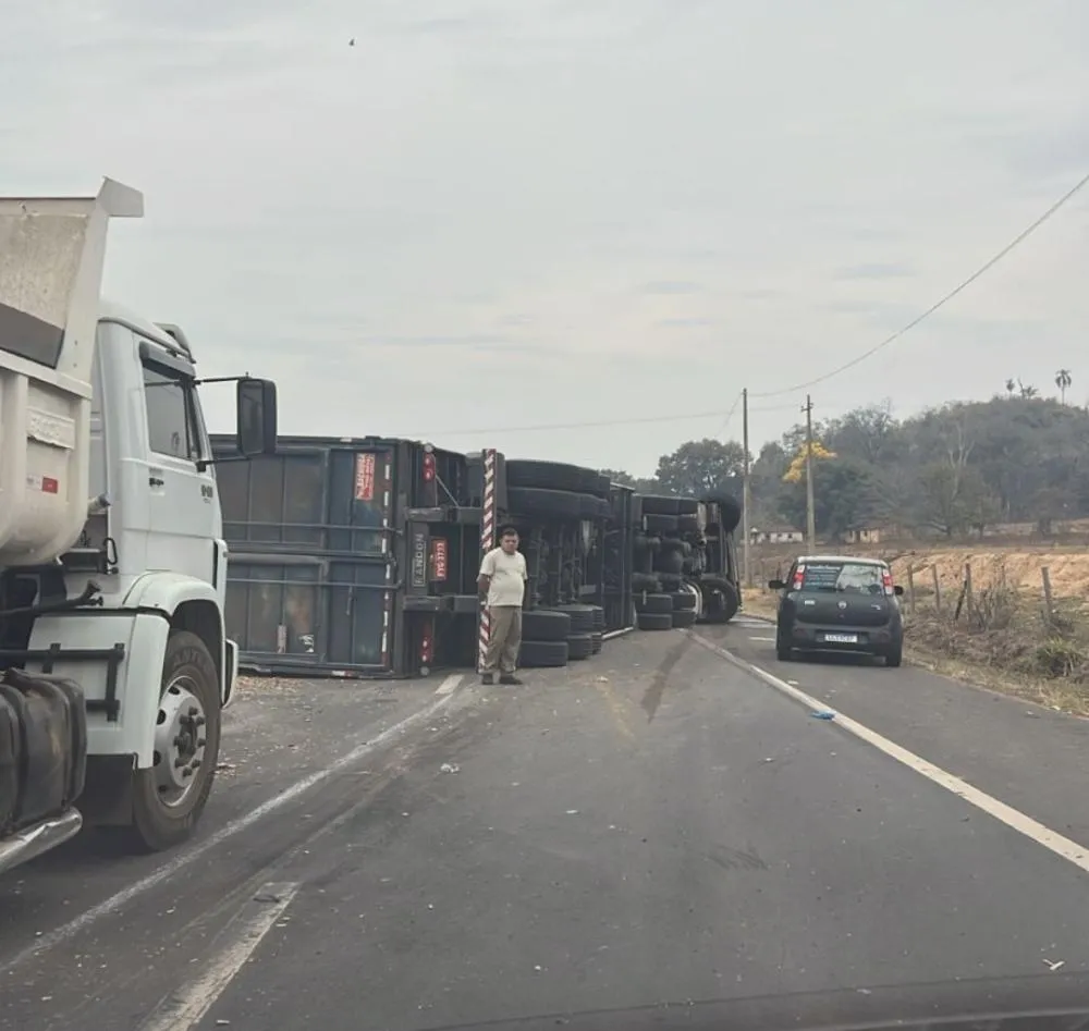 Acidente com carreta carregada de serragem interdita rodovia entre Mogi Guaçu e Itapira