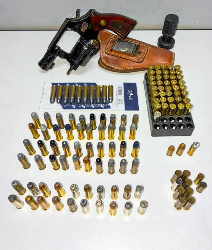 Homem é preso por posse ilegal de arma de fogo e munições em Itapira