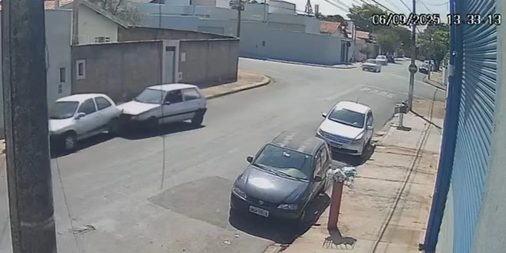 Mulher bate em carro parado e foge sem arcar com os prejuízos em Mogi Mirim; assista ao vídeo