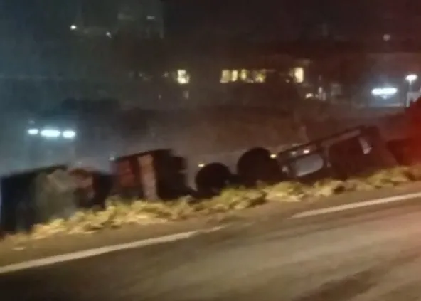 Caminhão tomba no canteiro central da SP-340, em Mogi Guaçu; assista ao vídeo
