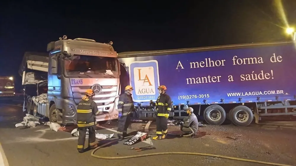 Acidente entre caminhão e carreta deixa motorista morto na SP-352, em Itapira