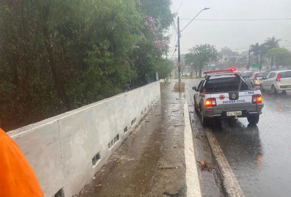 Chuva traz alagamentos e problemas no Hospital Mário Gattinho e Mercadão