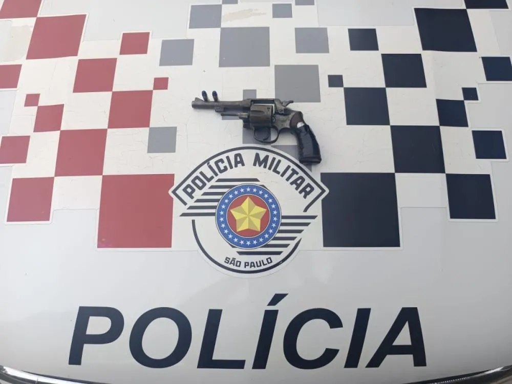  Homem é preso em flagrante por porte ilegal de arma de fogo em Pedreira