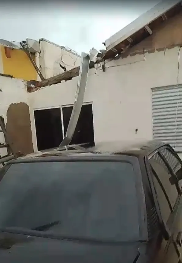 Temporal derruba telhados, muros e nove postes em Paulínia
