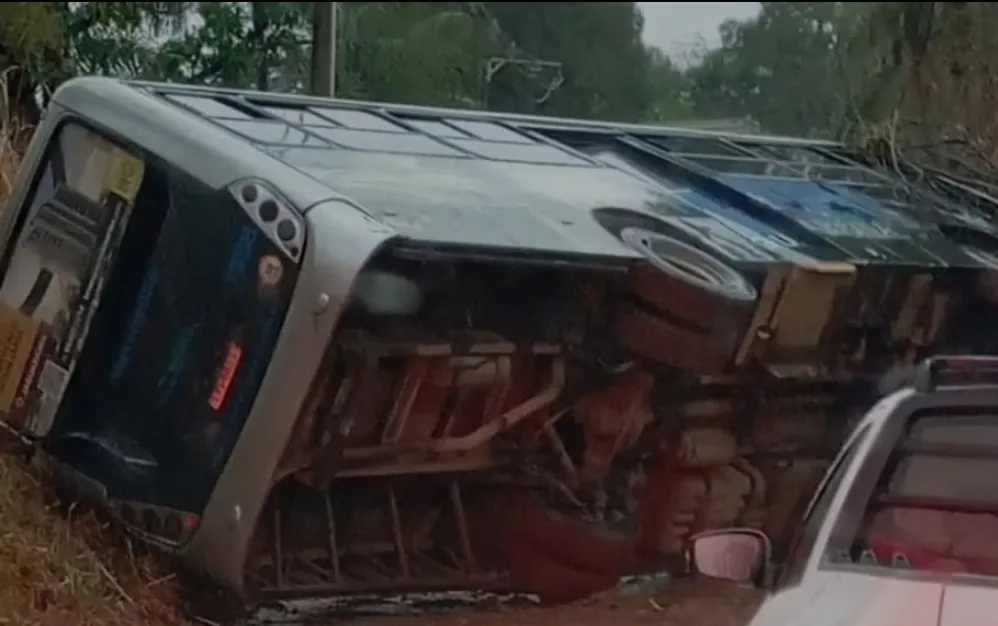 Ônibus com 12 passageiros tomba em Jaguariúna durante tempestade