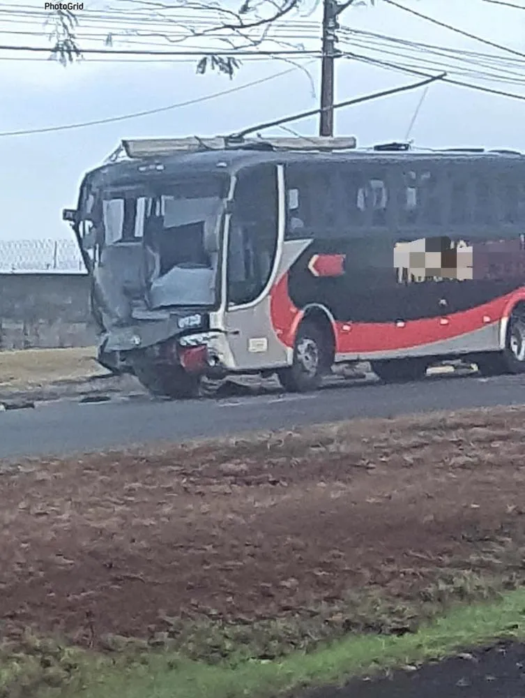 Ônibus colide com poste na descida do Morro Vermelho