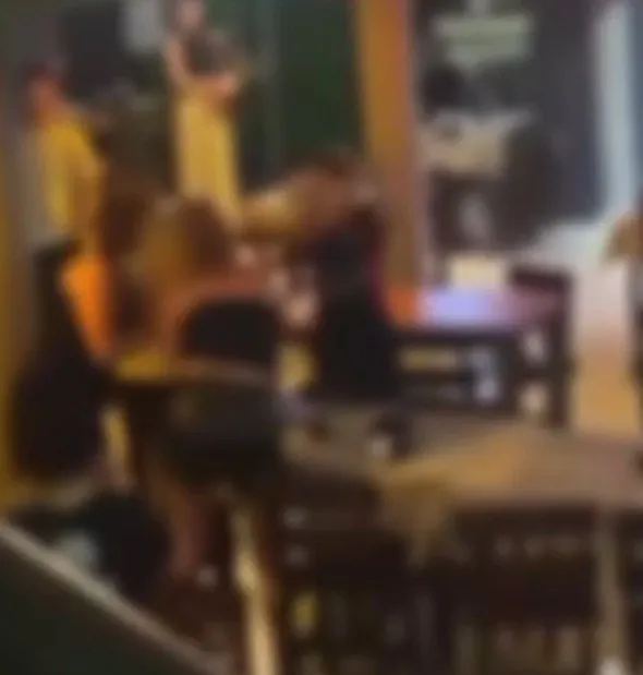 Assista ao vídeo: mulher agride funcionários de bar, ameaça policiais e acaba presa em Mogi Guaçu 