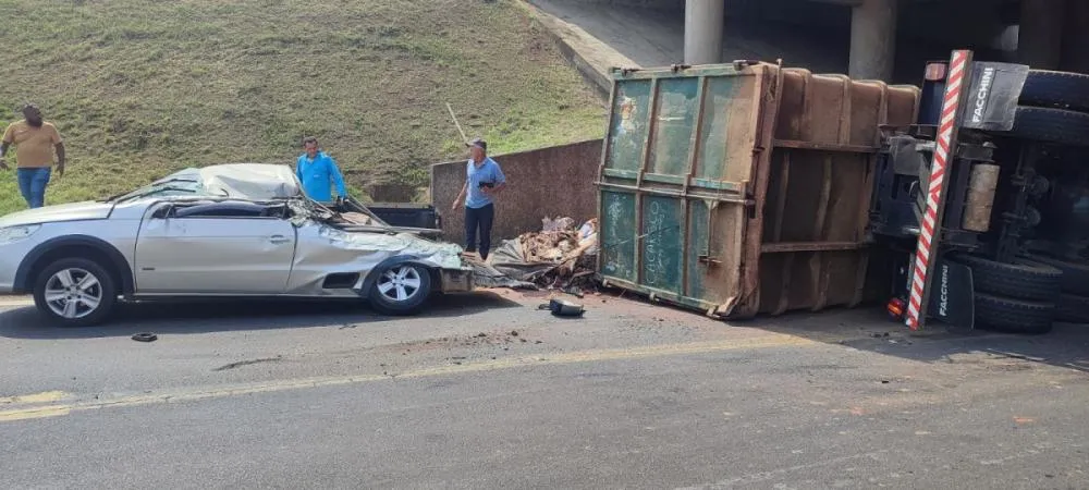 Carro é esmagado por caminhão em acidente de trânsito na Anhanguera