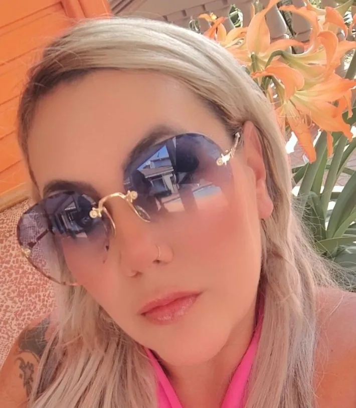 Outubro Rosa: um chamado além da cor (Coluna da Adriana Rocha)