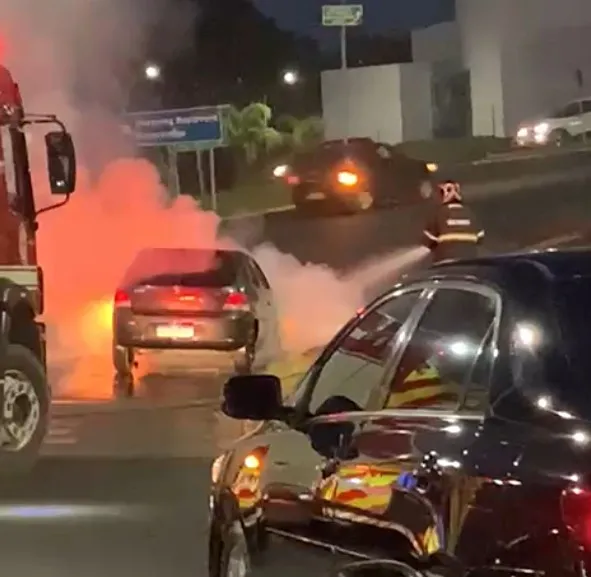 Carro é consumido por chamas na Avenida Mogi Mirim, em Mogi Guaçu; assista a vídeos da ocorrência