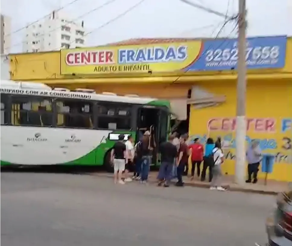 Ônibus invade e destrói frente de loja após motorista passar mal