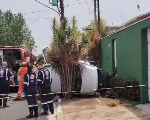 Motorista perde o controle e capota carro no Morro do Recanto, em Mogi Mirim