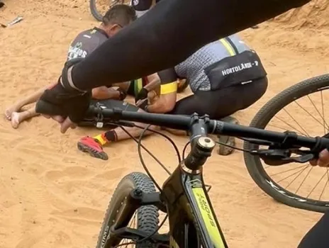 Ciclista fica gravemente ferida após ser atropelada por carro na contramão