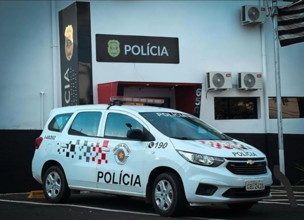 Filho ameaça pais com barra de ferro e é preso por violência doméstica