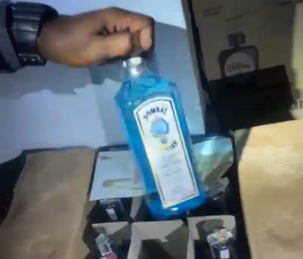PM apreende 2,2 mil garrafas de bebidas falsificadas; dois são investigados