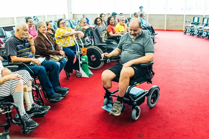 Paulínia entrega 18 cadeiras de rodas motorizadas a moradores
