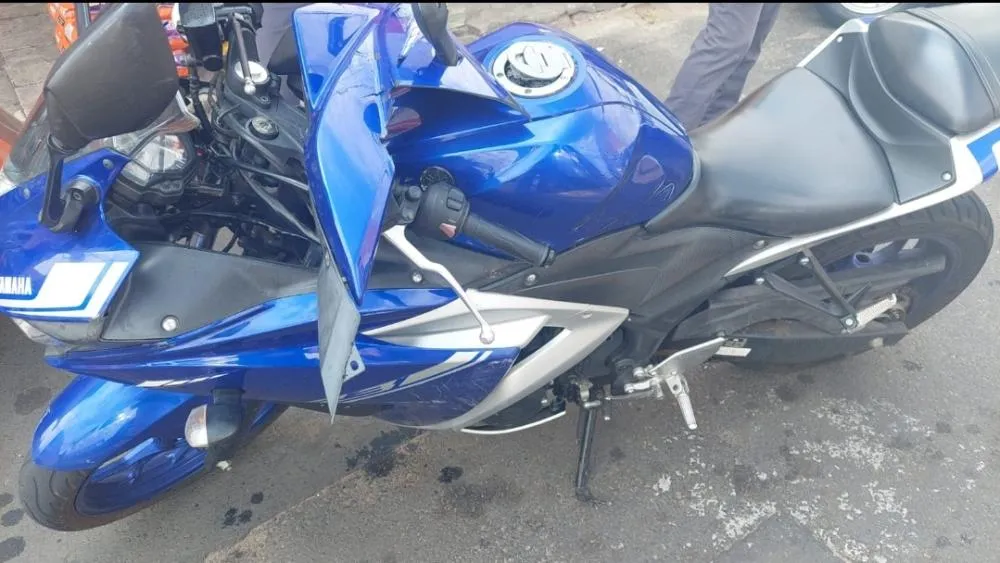Homem é preso após furtar moto e colidir com ônibus durante fuga da PM