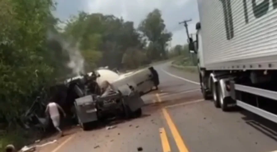 Caminhão-tanque carregado com cimento tomba em estrada vicinal entre Mogi Guaçu e Itapira; assista a um vídeo da ocorrência