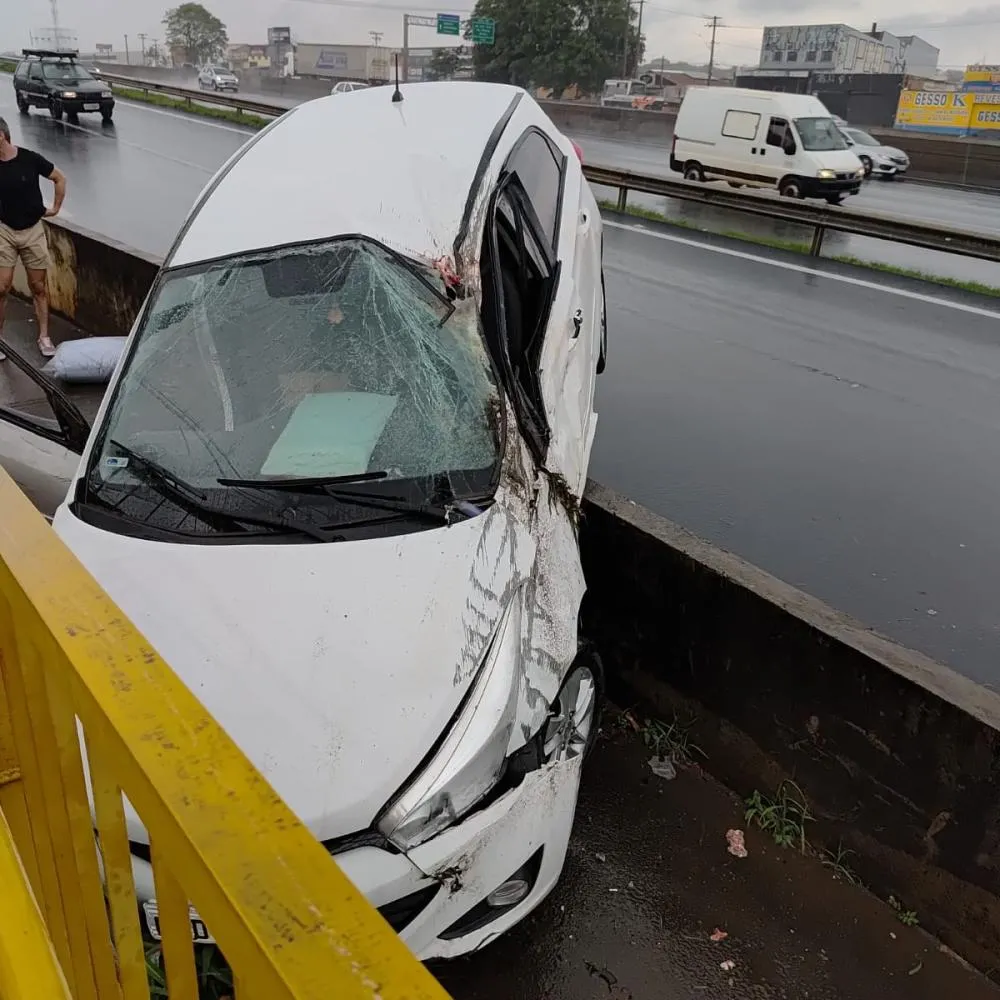 Morte e caos na Anhanguera: carro capota, atinge passarela e para suspenso em barreira metálica, em Sumaré