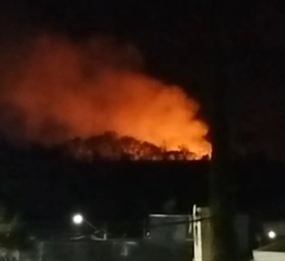 Incêndio de grandes proporções assusta moradores em Mogi Guaçu