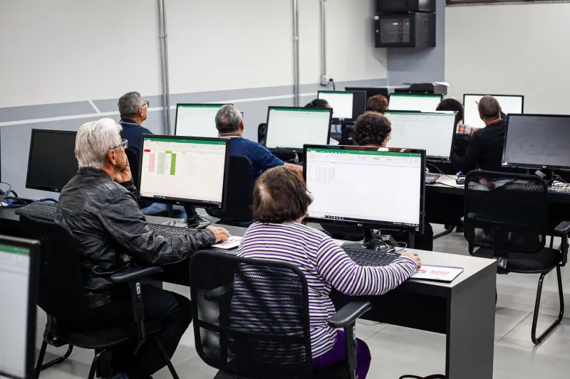 Paulínia oferece curso de informática gratuito para idosos
