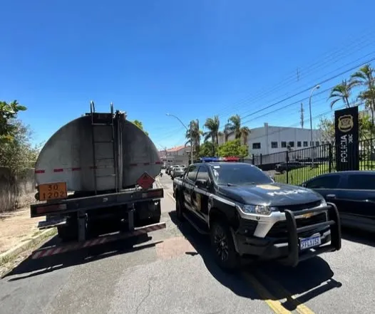 Caminhão com 45 mil litros de combustível irregular é apreendido Paulínia