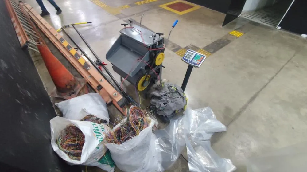 GM apreende 82 kg de fios furtados em chácara usada como depósito