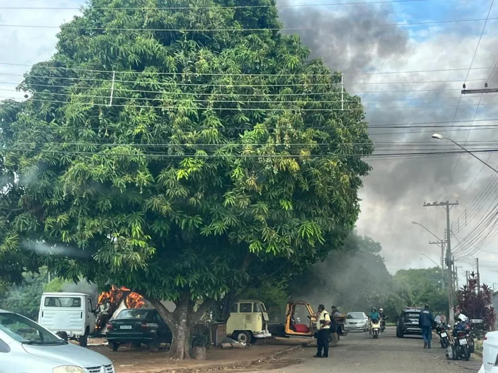 Incêndio consome baú em calçada e fumaça chama atenção em Mogi Guaçu