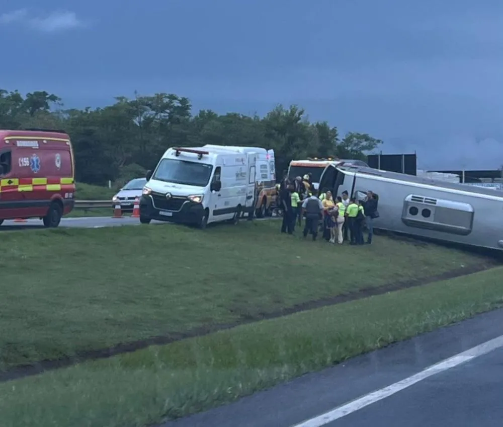 Acidente com três carros e ônibus deixa ao menos sete feridos na SP-340