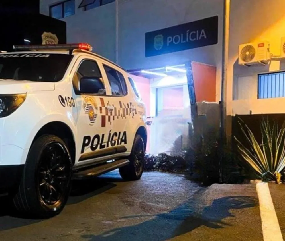 Marido é preso após agredir mulher e chutar cachorro durante discussão