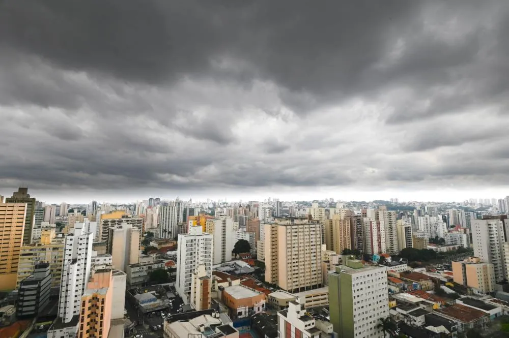 Defesa Civil alerta sobre fortes tempestades e ventos que podem chegar a 100 km/h